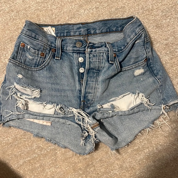 Levis 501 Distressed Shorts 24 - Picture 6 of 8